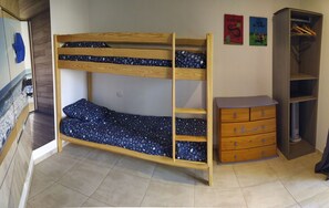 2 bedrooms, travel cot, free WiFi, bed sheets