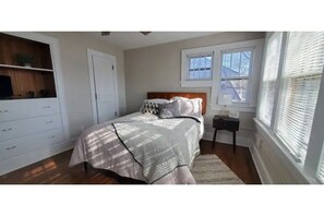 2 soverom, skrivebord, strykejern/-brett og wi-fi (inkludert)