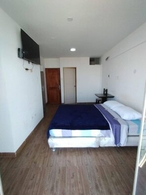 Chambre Double Standard, 1 très grand lit, vue ville | Bureau, Wi-Fi gratuit, draps fournis