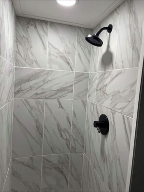 Douche, séchoir à cheveux, serviettes fournies, papier de toilette