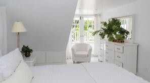 5 bedrooms, in-room safe, iron/ironing board, WiFi