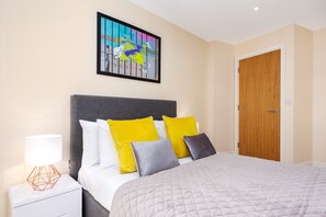 Apartment | 1 bedroom, iron/ironing board, free WiFi, bed sheets - Charming 1-bed Apartment in, Canary Wharf (London)