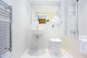 Apartment | Bathroom | Separate tub and shower, deep soaking tub, hair dryer, towels - Charming 1-bed Apartment in, Canary Wharf (London)