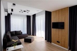 تلفزيون بشاشة مسطحة