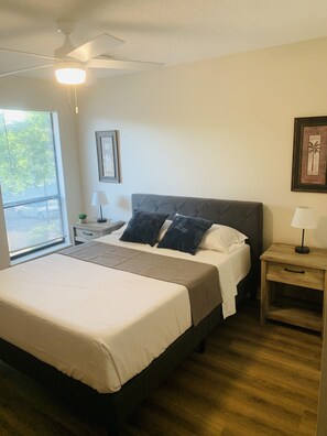 2 slaapkamers, een strijkplank/strijkijzer, gratis wifi, beddengoed