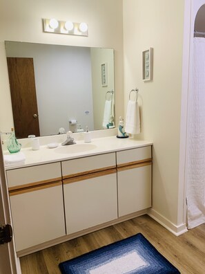 Een douche, een haardroger, handdoeken, zeep