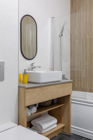 Suihku, hiustenkuivaaja, pyyhkeet, saippua