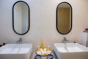 Baignoire, sèche-cheveux, serviettes fournies, savon
