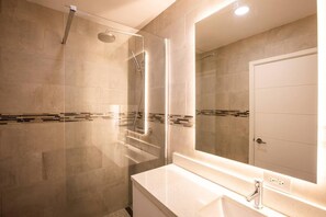 Ducha, secador de pelo, toallas