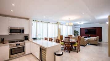 Apartment | Private kitchen | Fridge, microwave, oven, stovetop