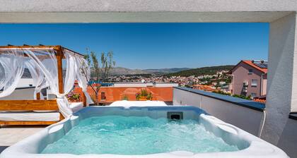 Rooftop Villa w/ Jacuzzi, Swimming pool, Sea Views – Walk to Beach, Sleeps 10
