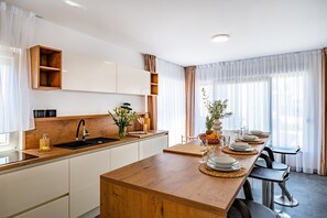 Chaise haute, tables Ă manger