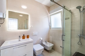 Combined shower/tub, bidet