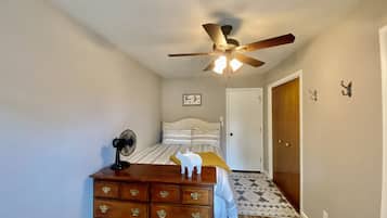 2 habitaciones, escritorio y tabla de planchar con plancha