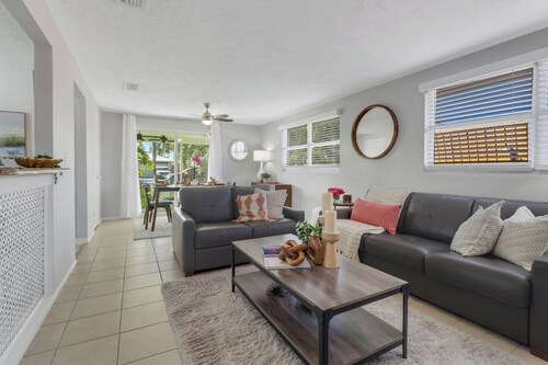 Little Beach House w/ POOLandSPA - Vanderbilt Beach