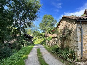 Property grounds - Dordogne/Lot et Garonne Charming 3-bedroom gite in a quiet hamlet (Parranquet)