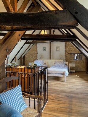 3 habitaciones, tabla de planchar con plancha y cuna de viaje
