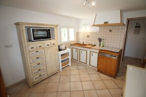 Réfrigérateur, micro-ondes, four, plaque de cuisson