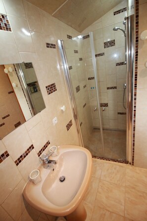 Dusche, Haartrockner, Bidet, Handtücher