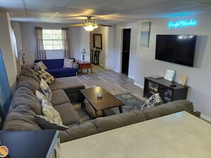 Smart TV, caminetto, libri