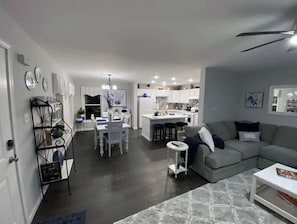 Smart TV, chimenea y libros 
