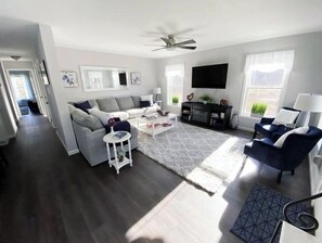 Smart TV, chimenea y libros