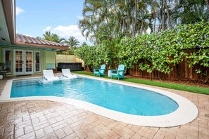 Una piscina al aire libre, una piscina climatizada
