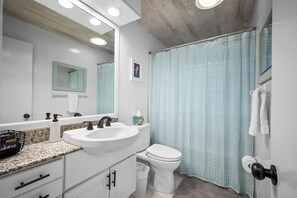 Ducha y bañera combinadas, secador de pelo, toallas y jabón