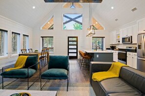 Smart-TV, Kamin, Bücher
