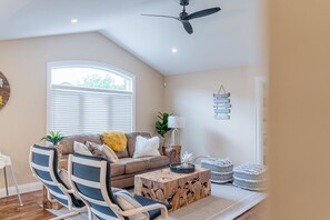 تلفزيون ذكي، مدفأة، كُتُب