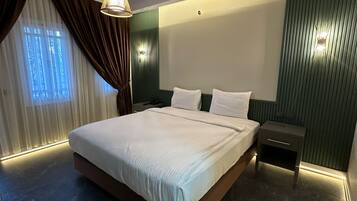 Quarto casal econômico | Roupas de cama premium, frigobar, cofres nos quartos, Wi-Fi de cortesia