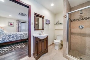 Regadera, secadora de cabello, toallas, jabón 