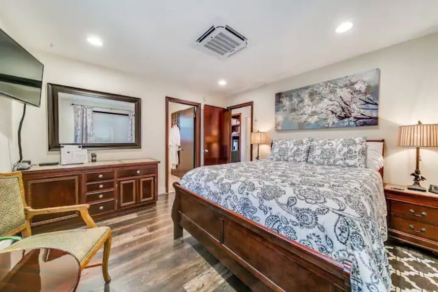 Under The Oaks, A Charming, Romantic Retreat With Hot Tub And Sauna - Universal City, TX