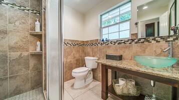 Regadera, secadora de cabello, toallas, jabón