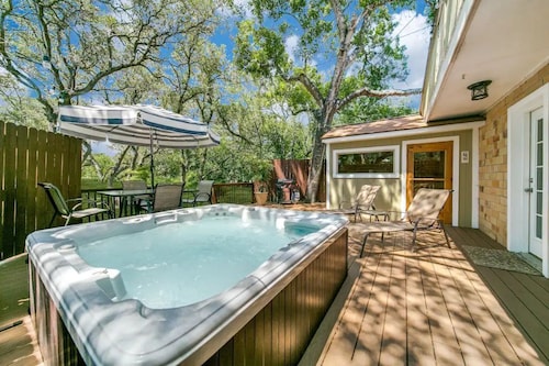 Under the Oaks, a charming, romantic retreat with hot tub and sauna