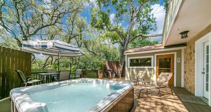 Under the Oaks, a charming, romantic retreat with hot tub and sauna