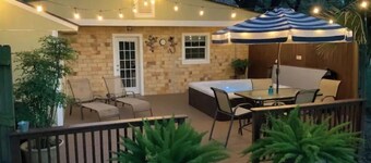 Under the Oaks, a charming, romantic retreat with hot tub and sauna