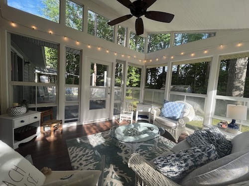 Cozy, Bright Beach Retreat In The Woods (Great for Pets & Kids!)