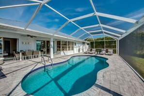 Una piscina al aire libre, una piscina climatizada, tumbonas
