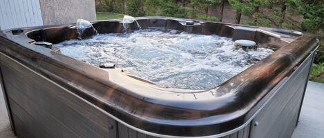 Tina de hidromasaje al aire libre