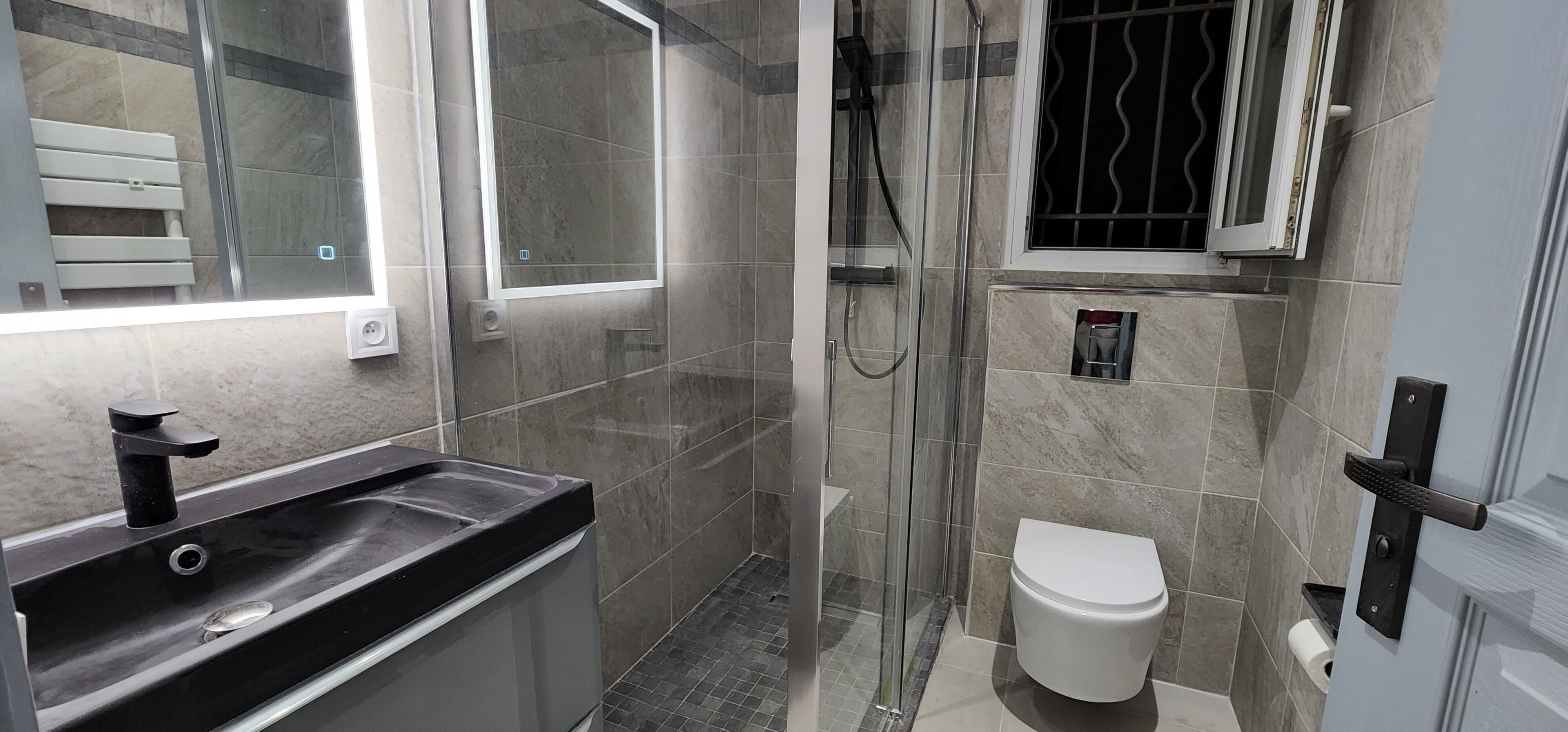 Combined shower/tub