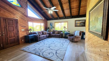 Télévision, lecteur de DVD, table de tennis de table, livres