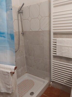 Douche, bidet, serviettes fournies, savon