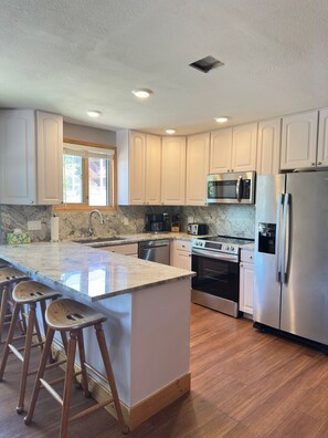 ثلاجة، ميكروويف، فرن، موقد طهي مسطح