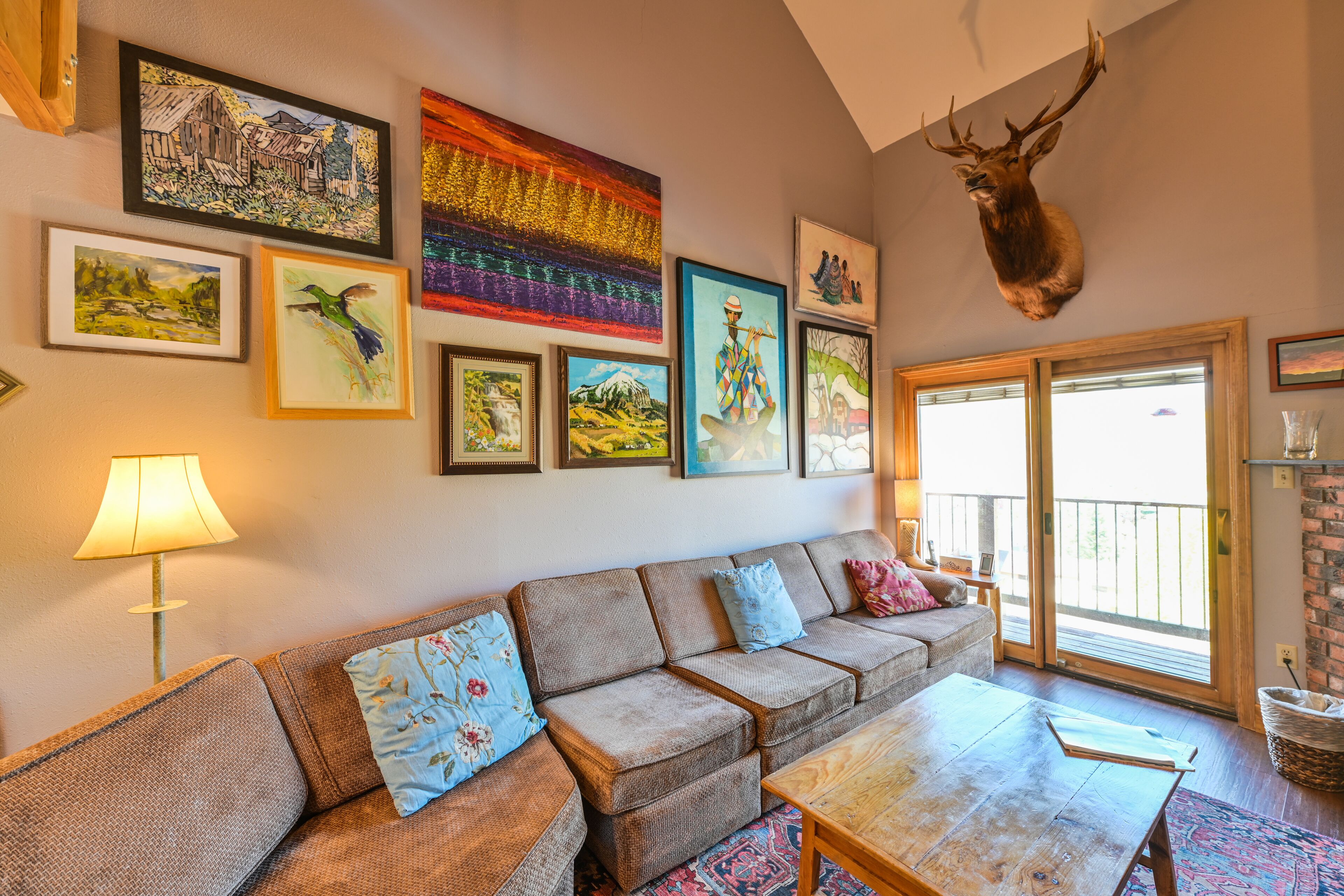 Smart TV, fireplace, DVD player, stereo