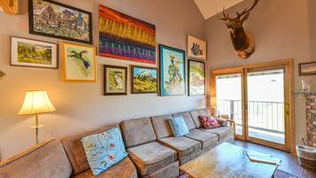 Smart TV, fireplace, DVD player, stereo