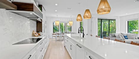 Frigorífico, microondas, horno y placa de cocina