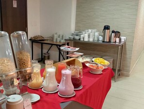 Tägliches Frühstücksbuffet gegen Gebühr