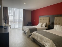 Habitación doble | Escritorio, tabla de planchar con plancha, wifi gratis y ropa de cama