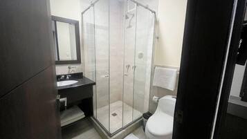 Habitación básica | Baño | Regadera y toallas